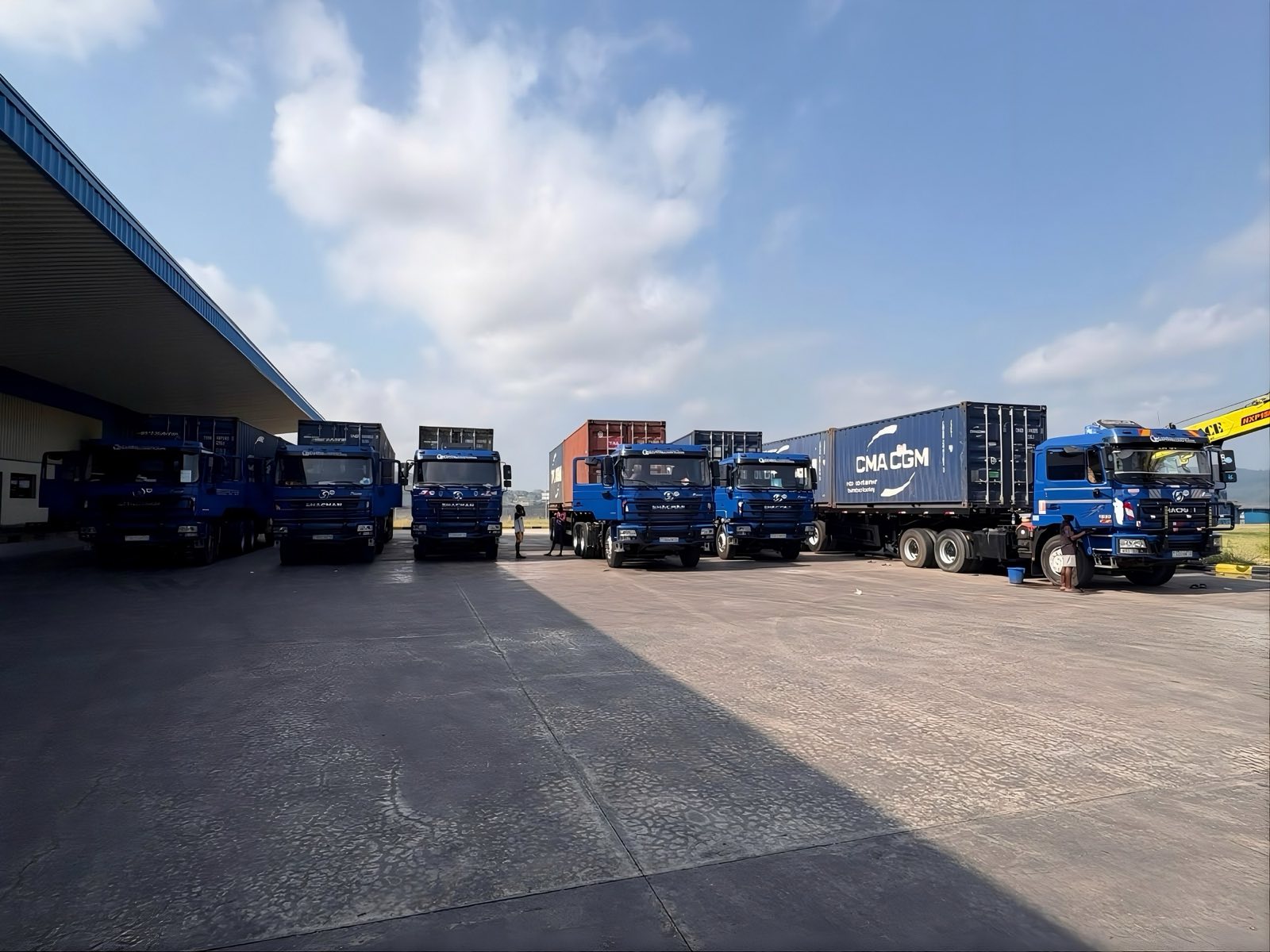 Flotte de camions et de conteneurs de Capital Logistics dans un dépôt en RDC