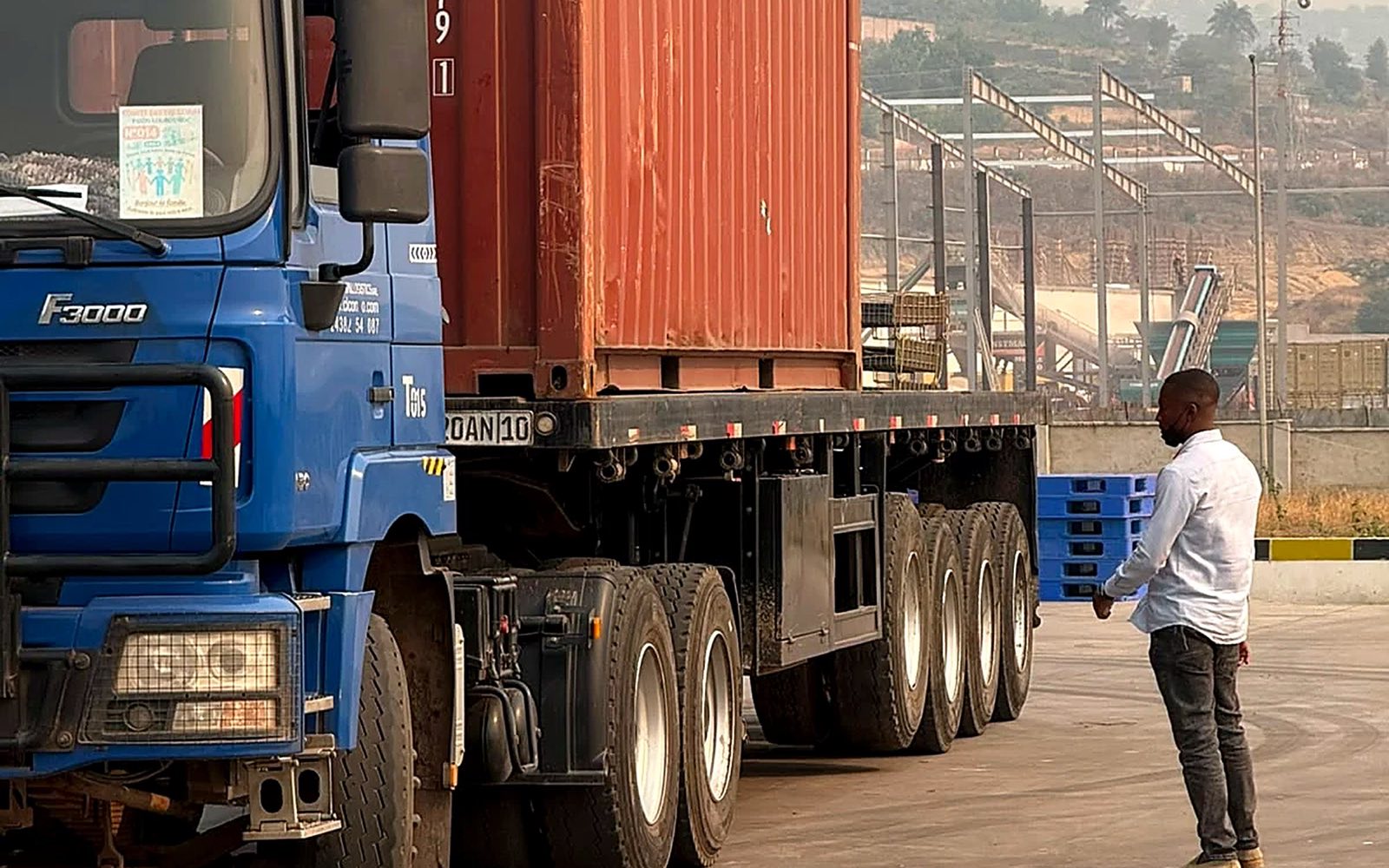 Un camion et un membre de l'équipe de Capital Logistics dans un parc en RDC
